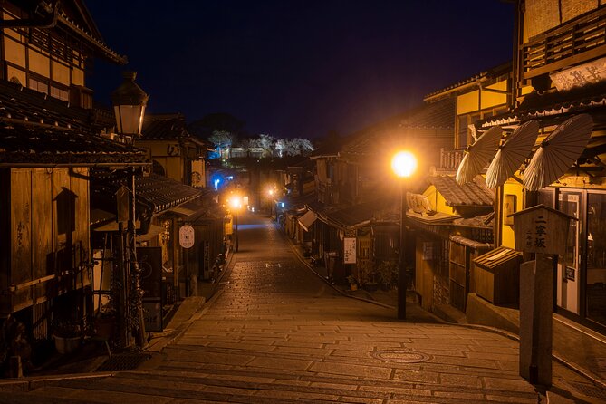 Kyoto Gion Night Tour: Discover Geisha District and Hidden Gems - Yasaka Shrine closes the evening