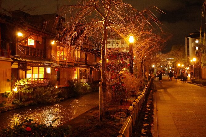 Kyoto: Gion Night Walking Tour with Geisha Insight - A quiet stop at Tatsumi Daimyojin Shrine