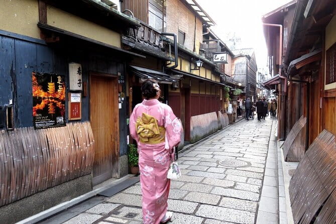 Kyoto: Gion & Pontocho Food Tour with 13 Dishes - The guide adds value beyond translation
