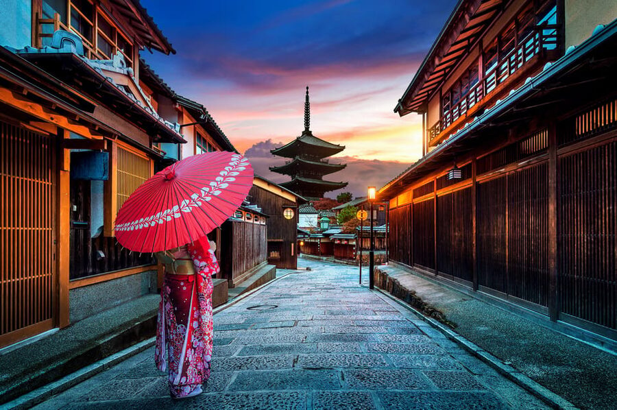 Kyoto: Gion Sunset Walking Tour with Local Guide - Backstreets, temples, and small shrines