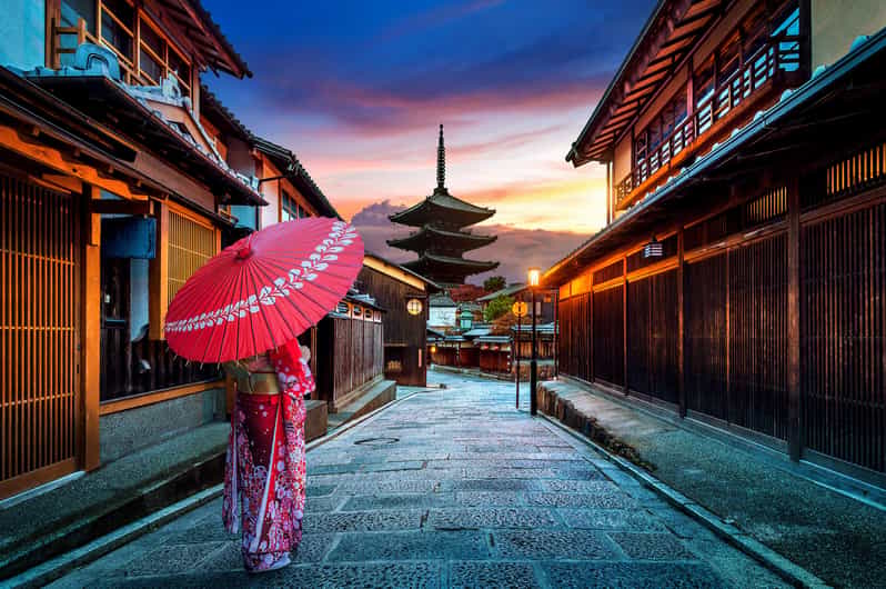 Kyoto: Gion Sunset Walking Tour with Local Guide - Hanamikoji Street and Gion’s working traditions