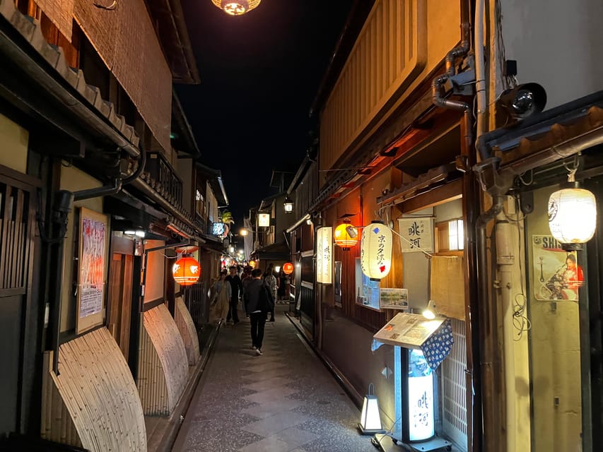 Kyoto: Gion Walking Tour - Yasaka Shrine and the origin of Gion