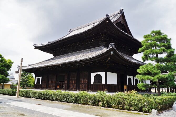 Kyoto Gion Walking Tour for First Time Visitors - Yasui-Konpiragu and its unusual stone