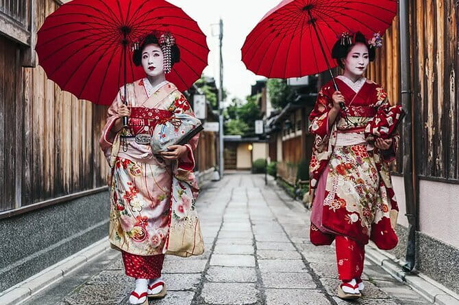 Kyoto Gion Walking Tour for First Time Visitors - Ninenzaka: a stone-paved slope with a catch