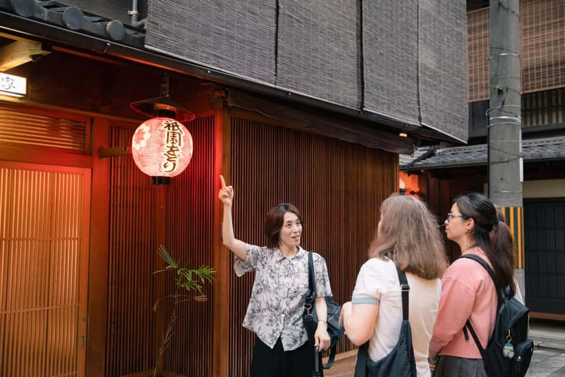 Kyoto: Gion World of the Geisha Guided Walking Tour - Walking through Gion’s traditional streets