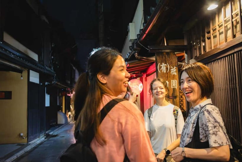 Kyoto: Gion World of the Geisha Guided Walking Tour - Starting near Yasaka Shrine