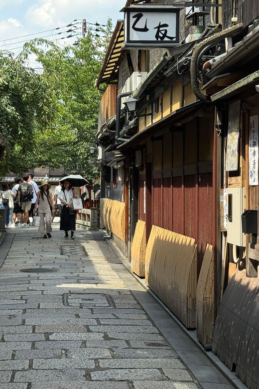 Kyoto: Half-Day Private Tour Gion Geisha District & Kiyomizu - Yasaka Shrine and 1,400 years of tradition