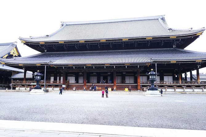 Kyoto Imperial Palace and Nijo Castle Walking Tour - Tasting the city at Nishiki Market