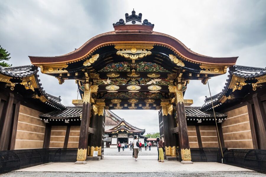 Kyoto: Imperial Palace & Nijo Castle Guided Walking Tour - Small groups and the guide you may get