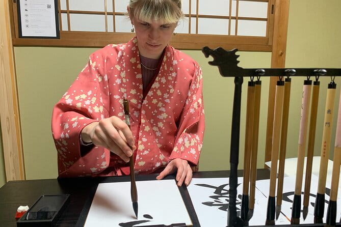Kyoto: Japanese Calligraphy Class in 150 years old townhouse - Learning calligraphy in Kyoto’s old Ninenzaka quarter