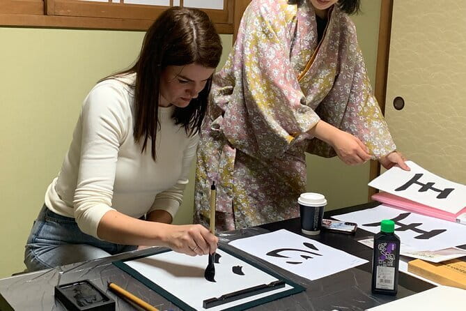 Kyoto: Japanese Calligraphy Class in 150 years old townhouse - How to fit it into a Ninenzaka day