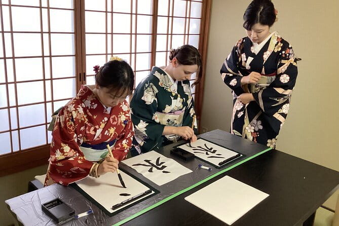 Kyoto: Japanese Calligraphy Class in 150 years old townhouse - What happens during the 50-minute class