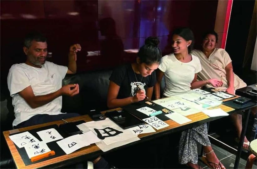 Kyoto: Japanese Calligraphy Class - Practicing basic characters before making souvenirs