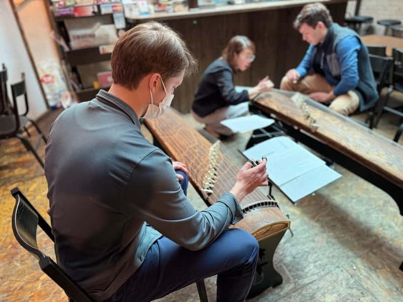 Kyoto: Japanese Koto Musical Instrument Class - A first meeting with the Japanese koto