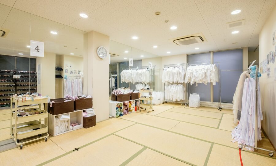 Kyoto: Kimono Rental in Gion Provided by RikaWafuku - Sandals, geta, and stepping into Gion