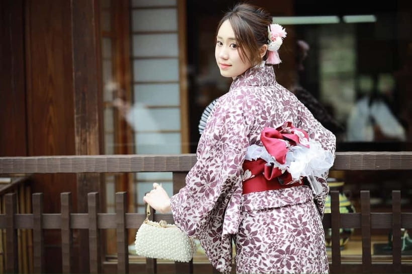 Kyoto: Kimono/Yukata Rental 5 Minute from Kiyomizu-dera - Walking to Kiyomizu-dera in rented shoes
