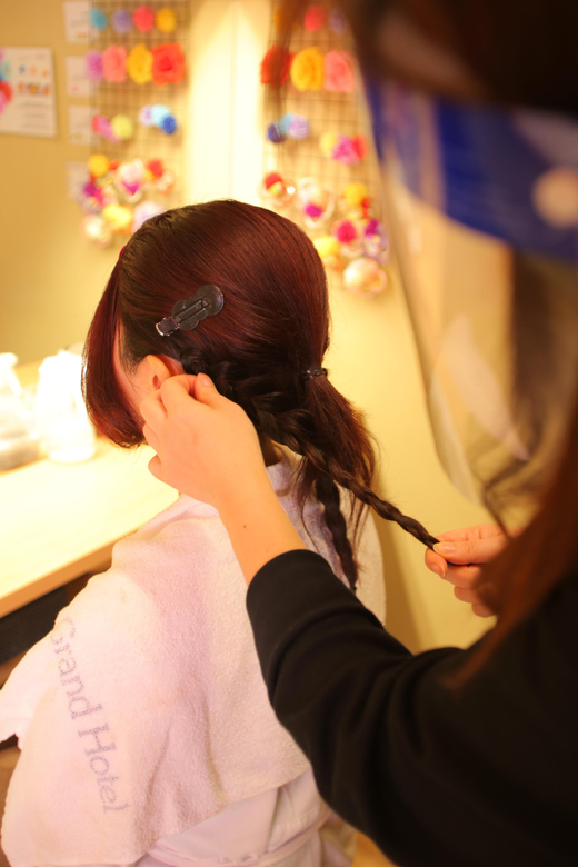 Kyoto : Kiyomizu-dera Temple : kimono and Indoor photo shoot - Choosing a kimono and getting dressed