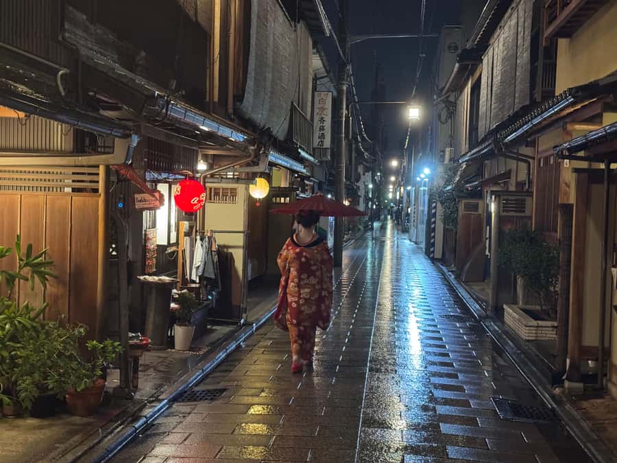 Kyoto Magic Night Walk: Gion & Fushimi Inari(Private Option) - Meeting your guide in central Kyoto