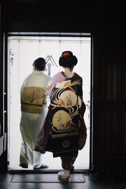 Kyoto: Maiko Happy Hour at a Historic Machiya - Commemorative photos with the maiko
