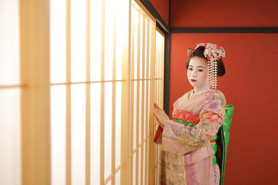 Kyoto: Maiko Makeover and Photoshoot Experience - Ten minutes for your own photos