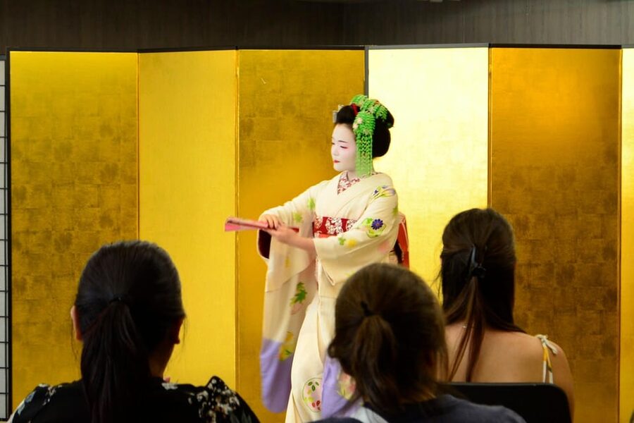 Kyoto: Meet-and-Greet, Maiko Show and Experience - The photo session is personal, but brief