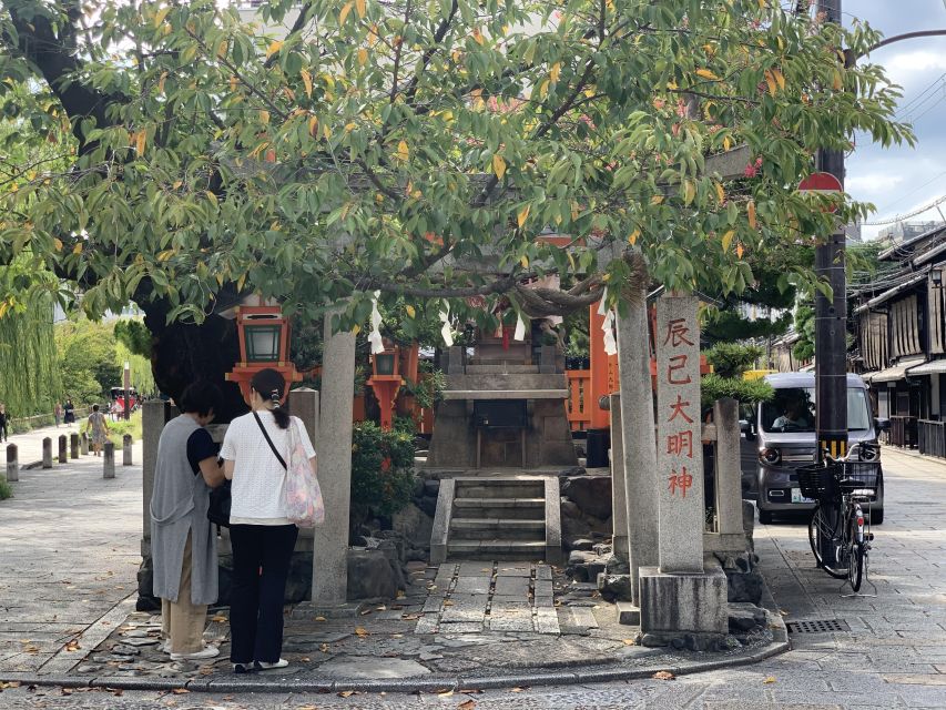 Kyoto: Meet the Geisha Maiko with Gion Walking Tour - Timing, weather, and planning around trains