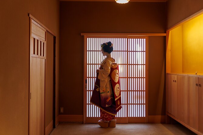 Kyoto: Meet the Geisha Maiko with Gion Walking Tour - Meeting the maiko and retired geiko in Miyagawasuji
