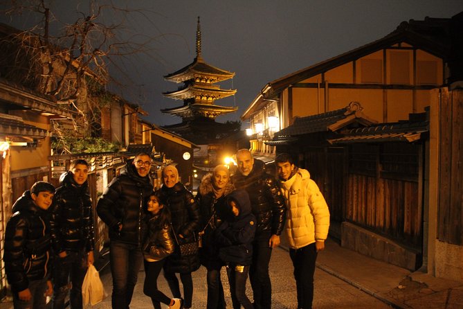 Kyoto night walk tour (Gion district) - Yasaka Shrine, Kyoto’s lively starting point