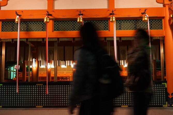 Kyoto Night Walking Guided Tour at Fushimi Inari Shrine - Why Fushimi Inari feels different after dark