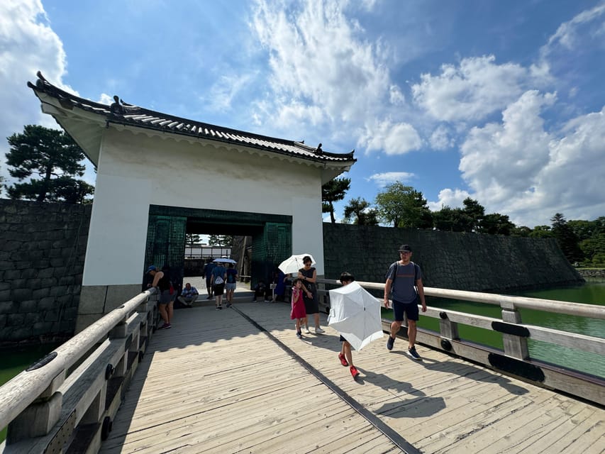 Kyoto: Nijo Castle & Gardens 2-Hour Guided Tour - What the guides add to the visit