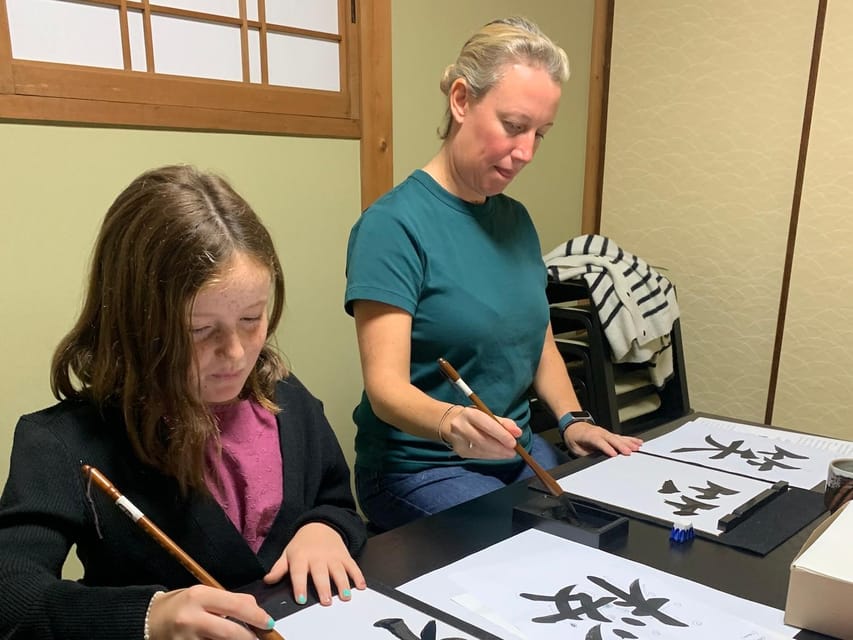 Kyoto Ninenzaka : Japanese Calligraphy Class in Townhouse - A quiet Kyoto lesson beside Ninenzaka
