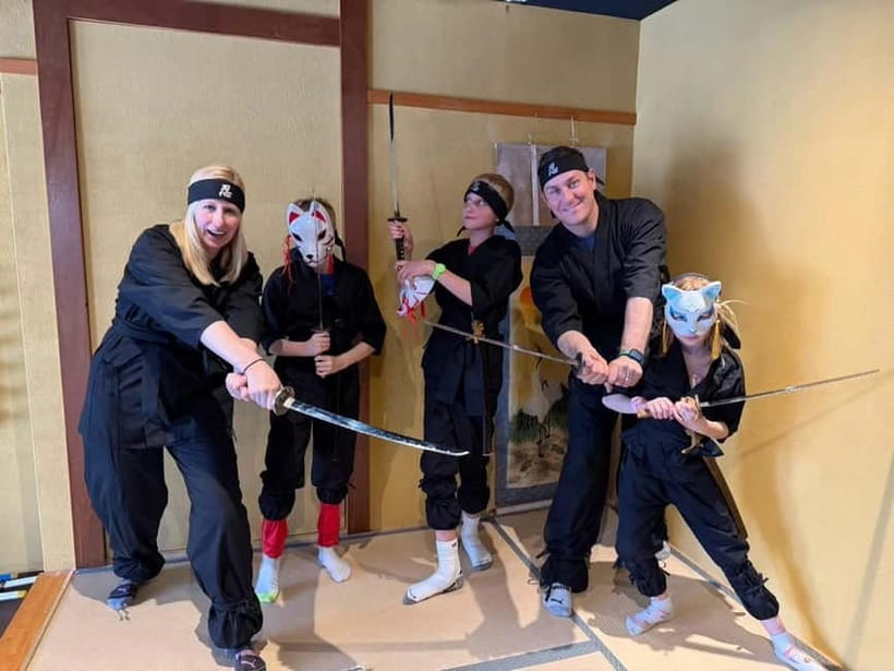 Kyoto: Ninja Experience Cafe Kyoto Gion - Putting on the ninja costume in Gion
