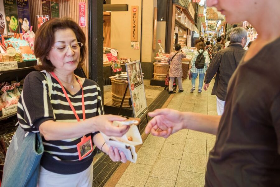 Kyoto: Nishiki Market Food Tour - Tasting at family-owned shops and stalls