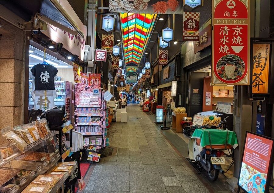 Kyoto: Nishiki Market Food Tour - Meeting your guide near Kawaramachi