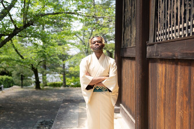 Kyoto Portrait Tour with Kimono - Yasaka Shrine starts the session with classic Kyoto scenery
