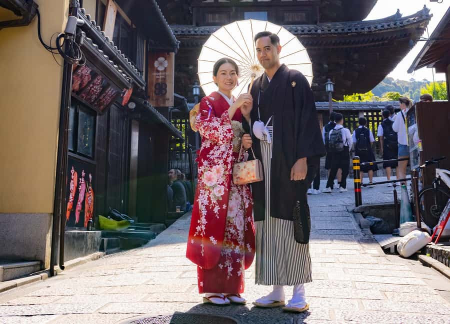 Kyoto: Premium Kimono Rental for 1 day to stroll around - Choosing between furisode and montsuki hakama