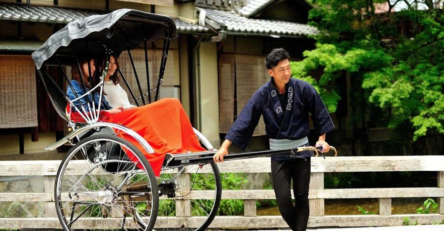 Kyoto: Private Rickshaw Tour of Gion and Higashiyama Area - Starting among Higashiyama’s old wooden streets