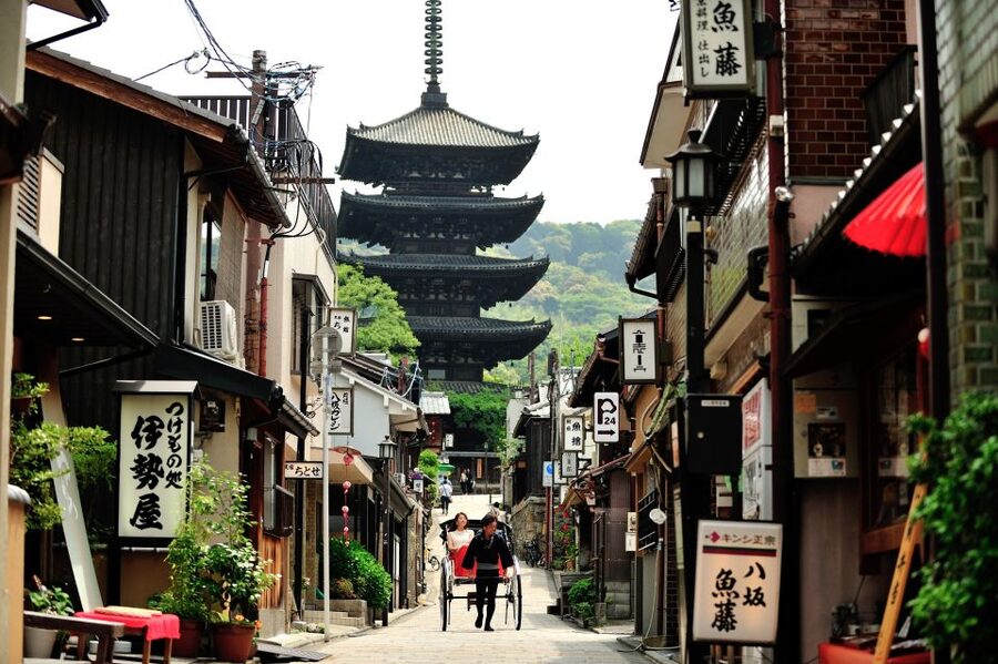 Kyoto: Private Rickshaw Tour of Gion and Higashiyama Area - Temples, rivers, and the parts you cannot see on foot