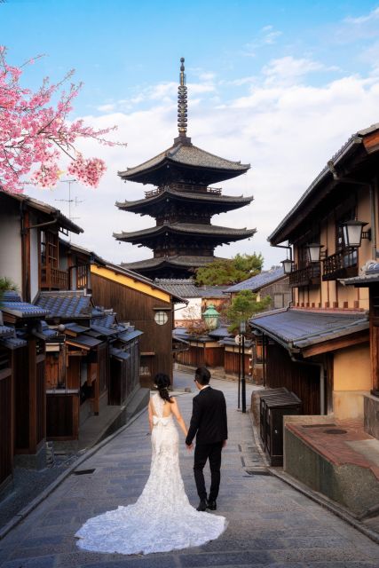 Kyoto: Private romantic photoshoot for couples - Meeting at Yasaka’s KéFU Stand