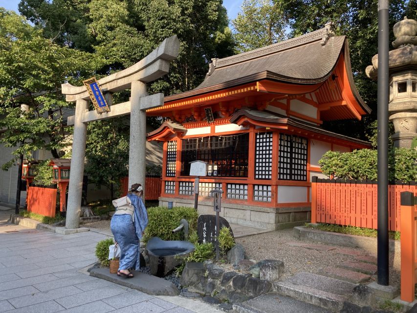 Kyoto: Private Walking Tour with Kiyomizu Temple & Gion - Eating your way through Nishiki Market