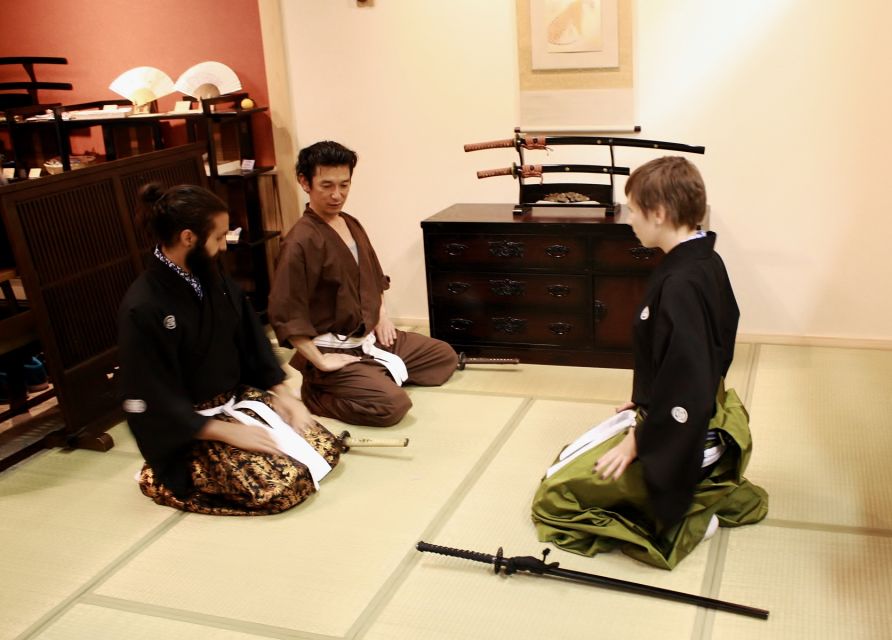 Kyoto: Samurai Sword Class by Experts in Traditional Arts - The photo session: useful souvenir time