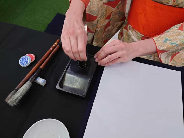 Kyoto: Sumi Ink and Brush Calligraphy Experience - Learning the two brush techniques