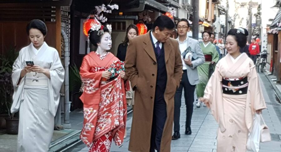 Kyoto: The Geisha Districts of Kyoto Walking Tour - What the guide adds to the experience