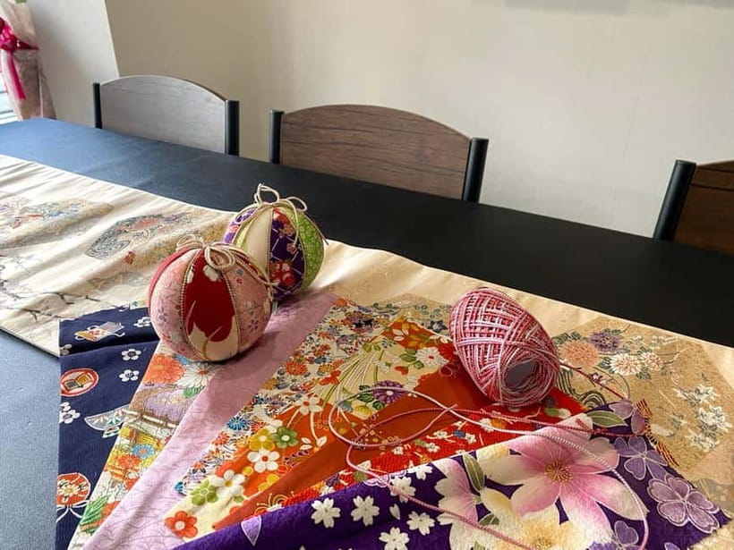 Kyoto: Traditional Kimono Fabric Handicrafts Workshop - Choosing kimono cloth in a Kyoto artisan shop