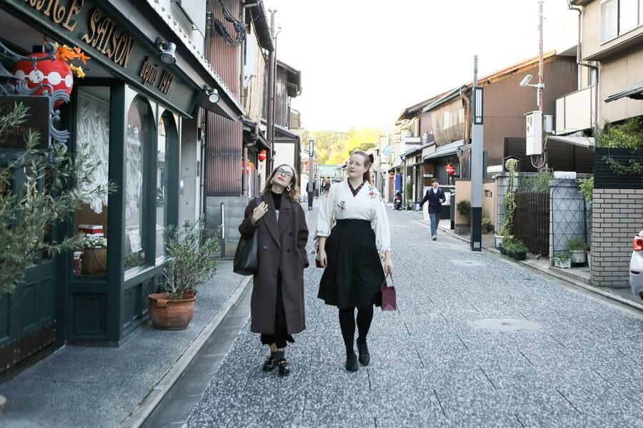 Kyoto: Try Nishijin Weaving in the Oldest Geisha District - The guides can shape the experience