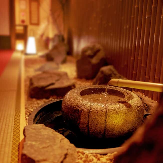 Kyoto: Wazuma Magic Show & Tea Ceremony - Wazuma magic in a six-seat Gion tea room