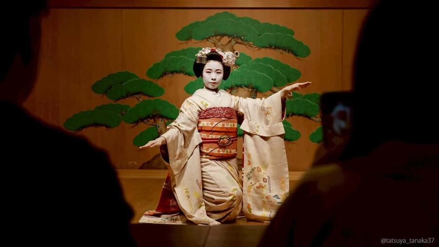 Maiko Dance and Tea Ceremony on a Noh Stage in Kyoto - A maiko performance on a Kyoto Noh stage