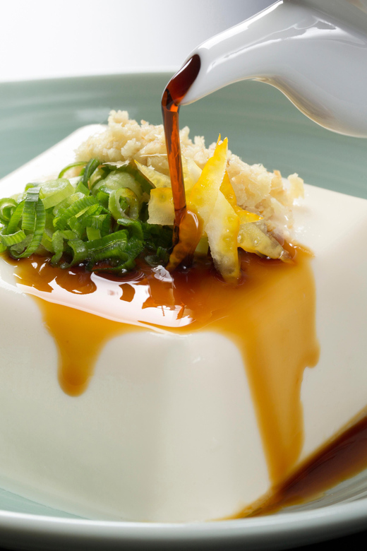 Making Fresh To-fu from soybeans in Kyoto - A small Kyoto apartment with a personal feel