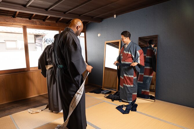 Men's Kimono Lesson and Shopping in Kyoto - Browsing the men’s kimono collection