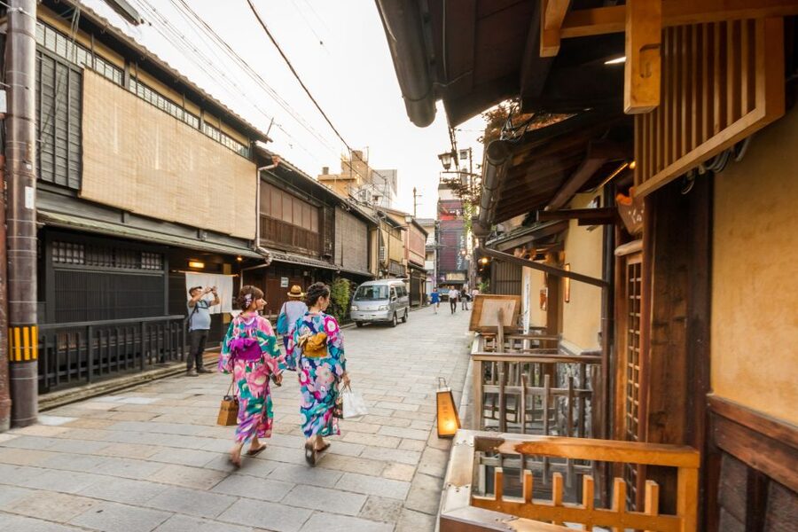 Night Walk in Gion: Kyoto's Geisha District - Walking the classic Gion lanes